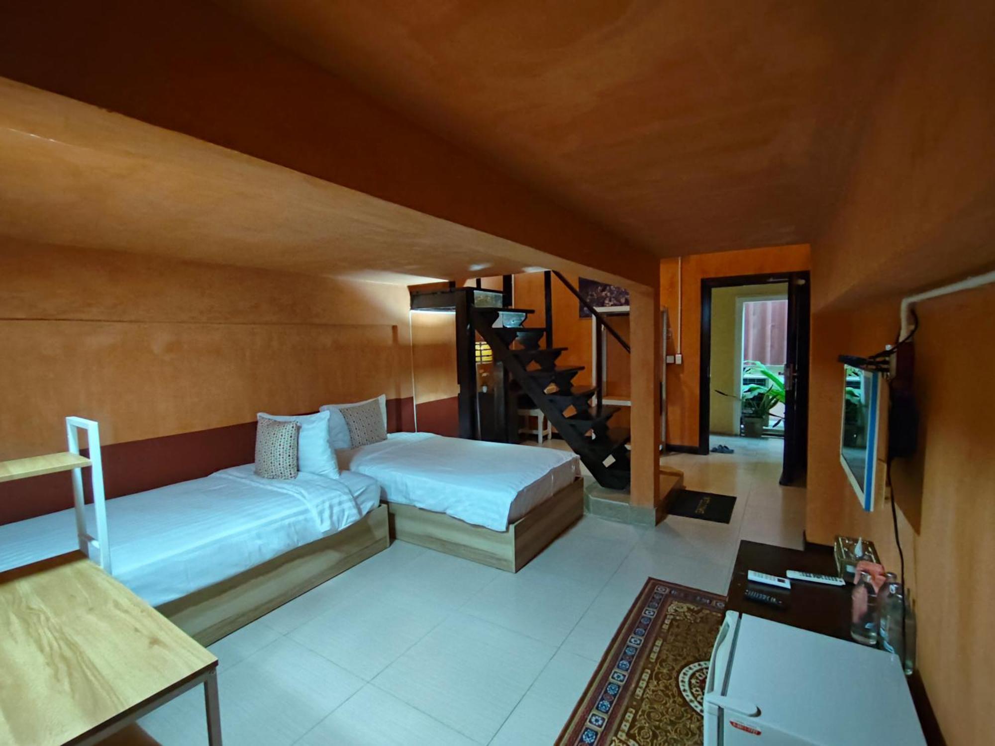 Retro Box Hotel Chumphon Exterior photo